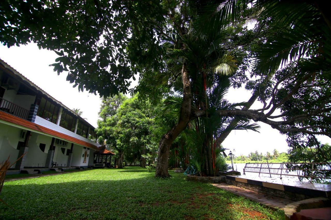 กรีน พาเลซ อยุรเวท รีสอร์ต Hotel Alappuzha ภายนอก รูปภาพ